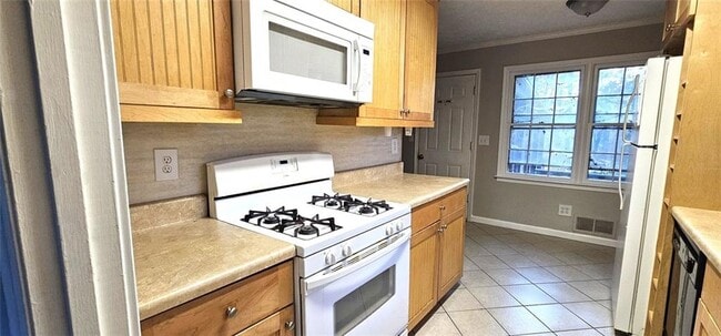 Building Photo - 1854 Oak Ridge Way NW