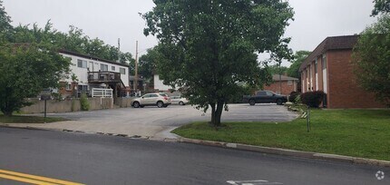 Building Photo - 924 W Texas Ave