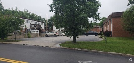 Building Photo - 924 W Texas Ave