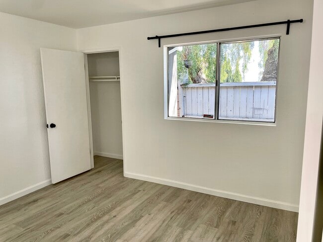 Foto del edificio - 1944 Placer Dr