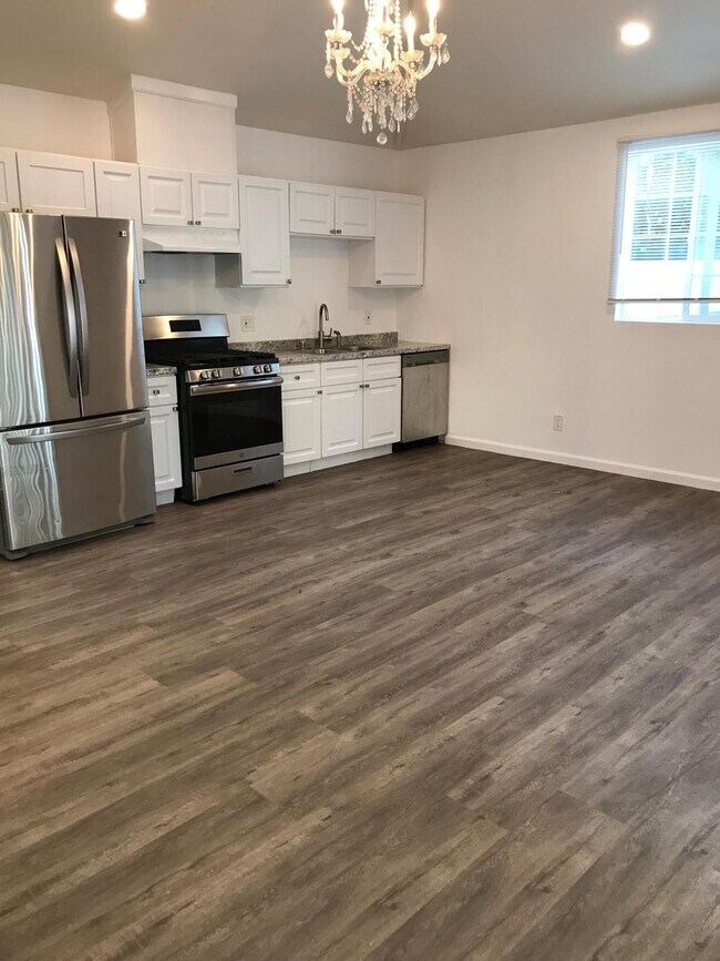 Building Photo - 5041 Alhama Dr