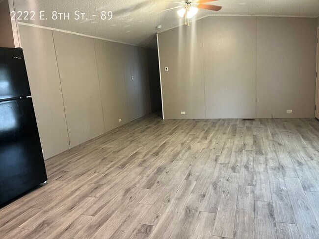 Foto del edificio - 2222 E 8th St