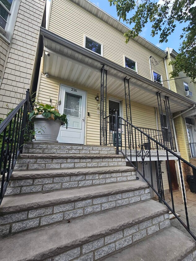 Foto principal - 216 Hutton St