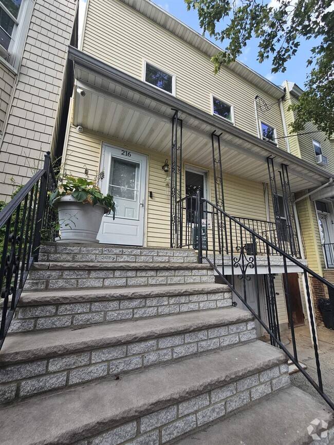 Building Photo - 216 Hutton St
