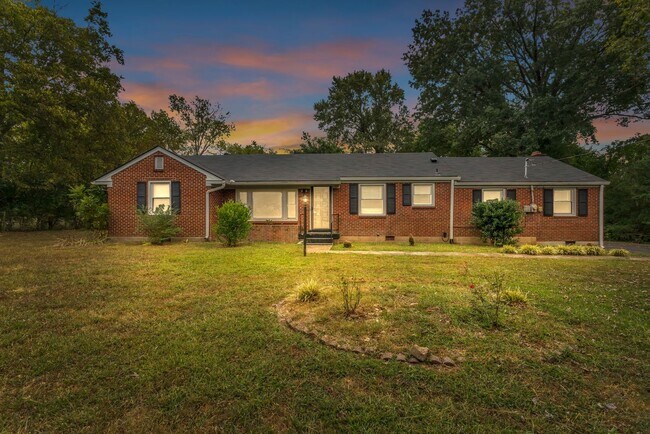 Building Photo - Renovated 4 Bed/ 2 Bath plus office in Mad...