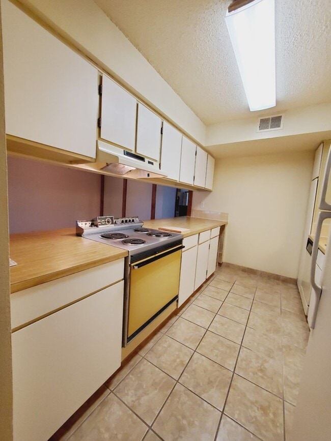 Building Photo - Stunning 3 bed 2 bath updated condo on 3rd...
