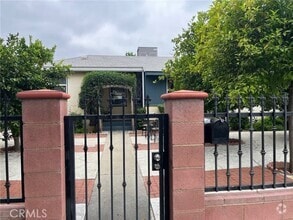 Building Photo - 6861 N White Oak Ave