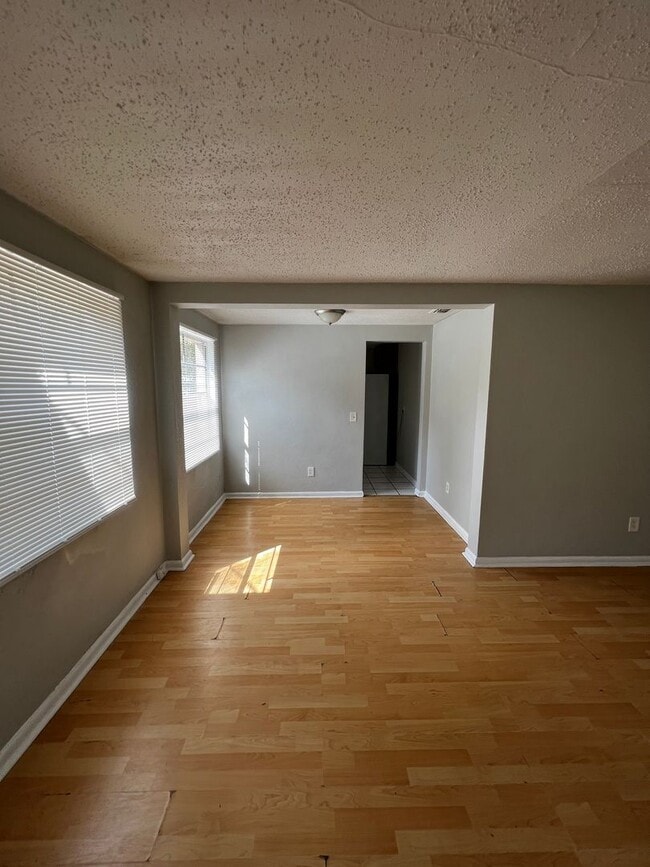 Building Photo - Spacious 3 bedroom home in Riverview!