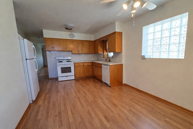 Foto del edificio - 7126 W Jarvis Ave