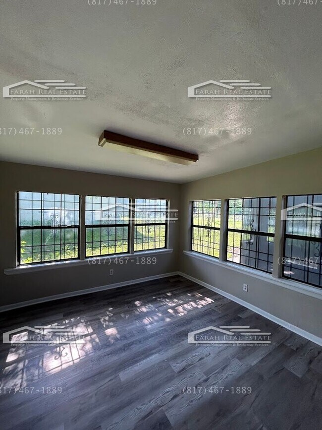 Building Photo - AVAILABLE NOW! 4bd 2ba in Dallas, TX!