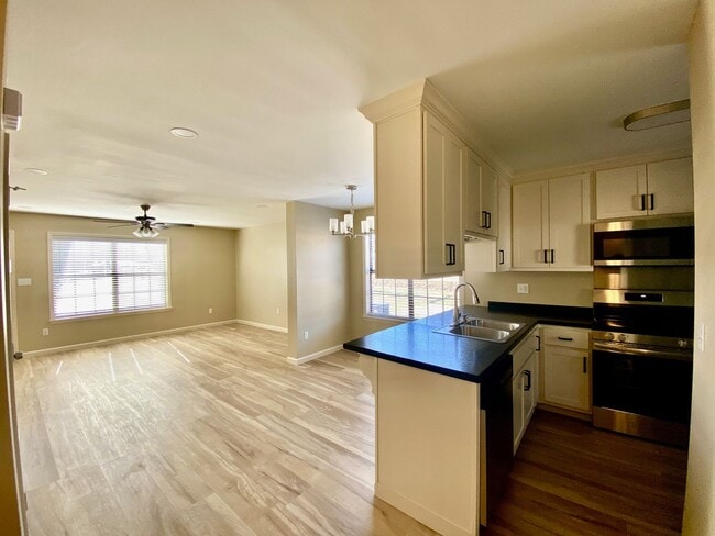 Building Photo - 701-703 Tracewood