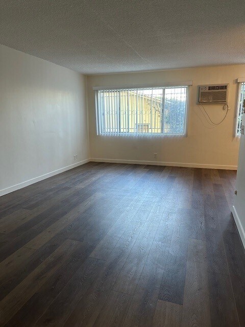 Sala de estar - 2680 S Barrington Ave