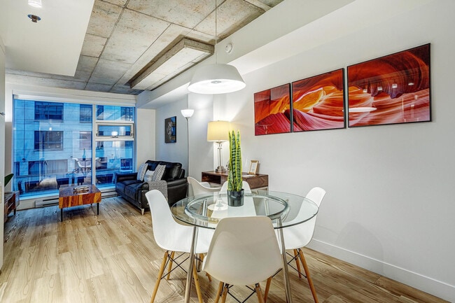 Building Photo - 1020 Rue de Bleury