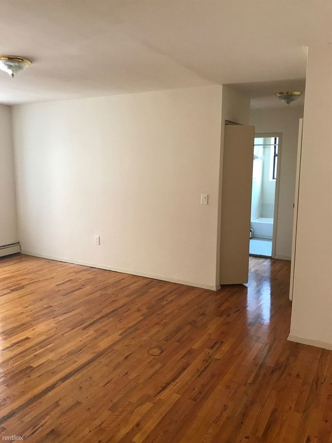Building Photo - 1841 Mohegan Ave