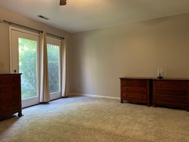 Building Photo - 2935 Sequoia Dr