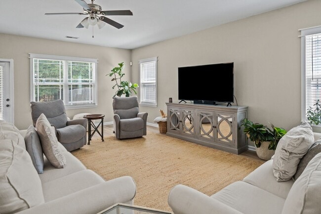 Foto del edificio - Comfort Meets Space in This Beautiful Chapel Park 4-Bedroom Home