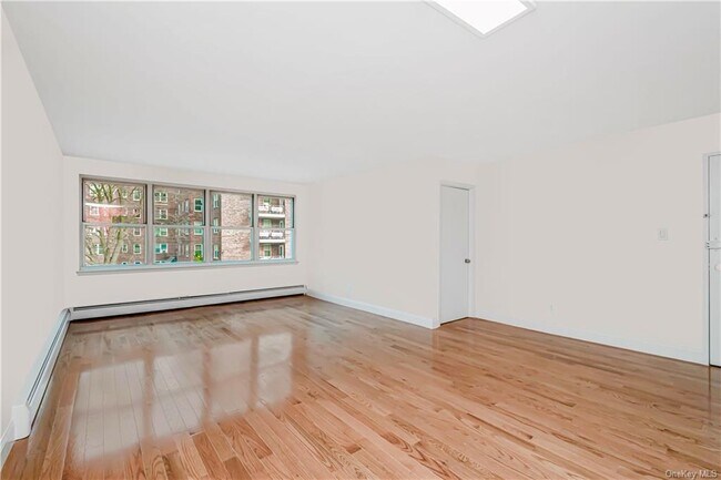 Building Photo - 640 W 227th St