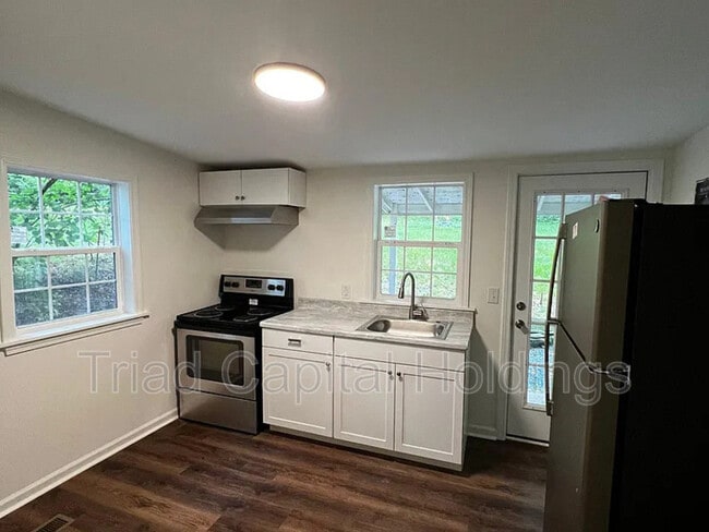 Building Photo - 4145B Lexwin Ave