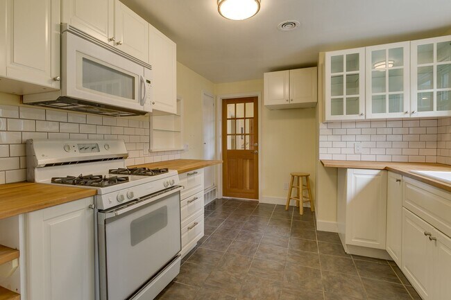 Building Photo - Wonderful Cedar Park 2 bed 1.75 Bath Home....