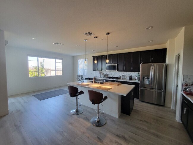 Building Photo - Beautiful 4/2/5 located in Lincoln w/ Sola...
