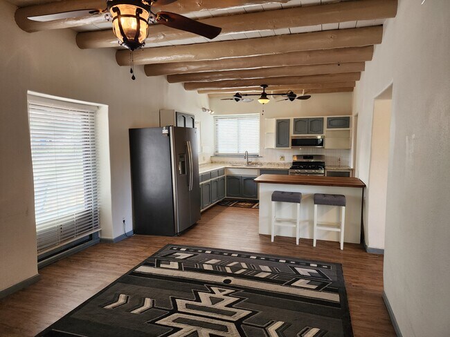 Sala de estar / Cocina - 460 S Bosque Loop