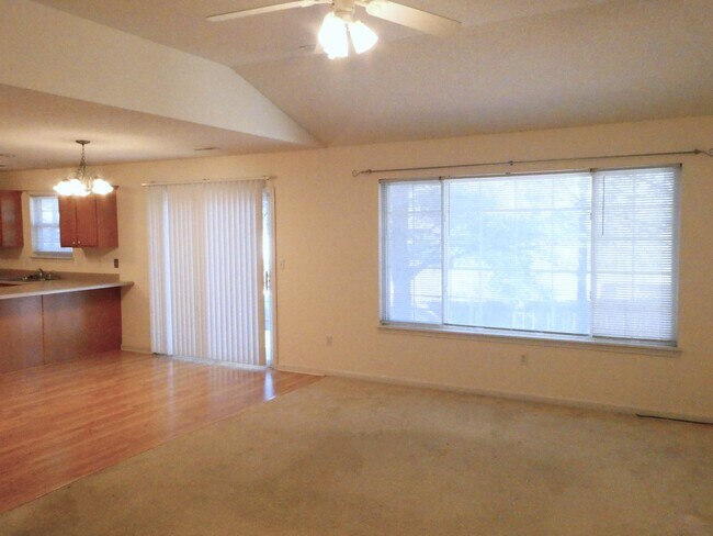 Foto del edificio - 3 Bed, 2 Bath Home; off Creasy Springs Rd