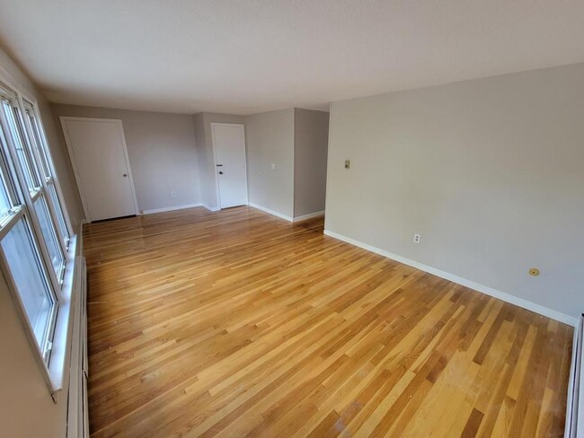 Building Photo - 537 Dix St