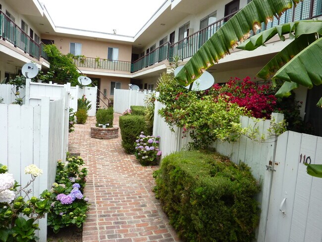 Common Area - 1560 S Saltair Ave