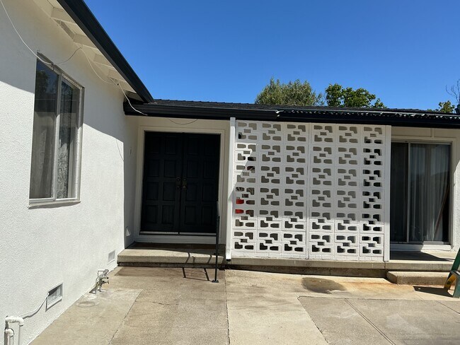 Foto del edificio - 1843 Foxworthy Ave