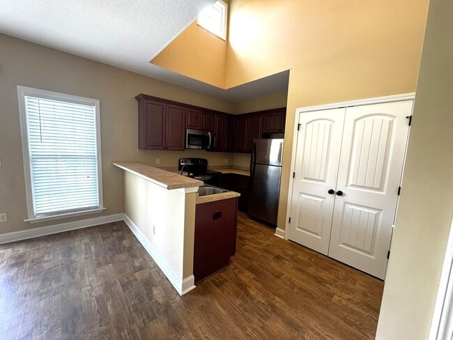 Building Photo - 10 E Grady St