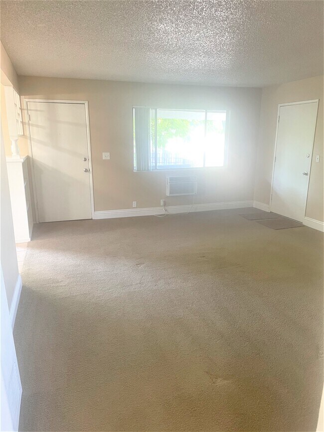 Building Photo - 587 Silverwood Ave