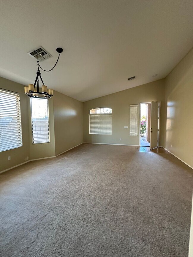 Building Photo - 4 bedroom with 3 car garage in Surprise