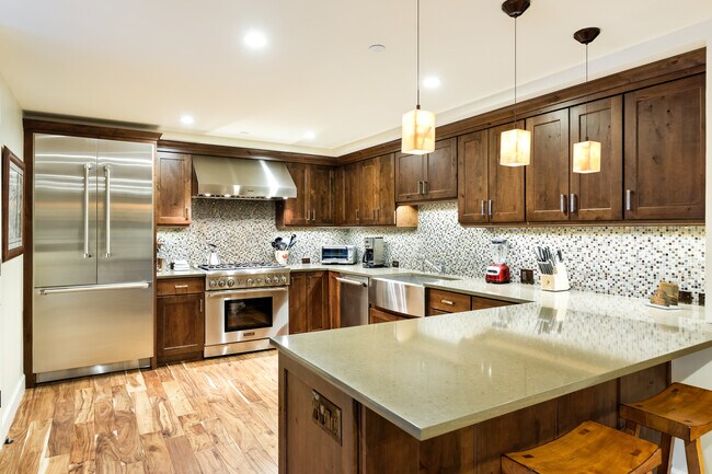 Building Photo - 611 S W End St