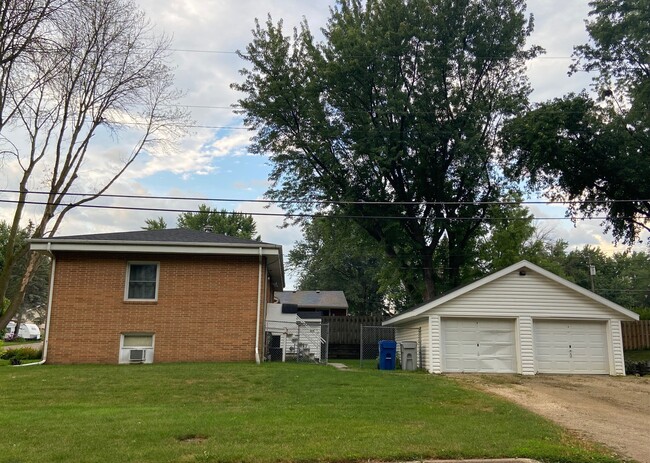 Cochera - 821 1st Ave NW