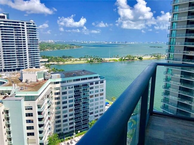 Foto del edificio - 650 NE 32nd St