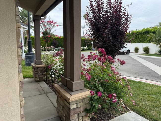 Building Photo - Reseda Ranch 5 bedroom 3 bath house!