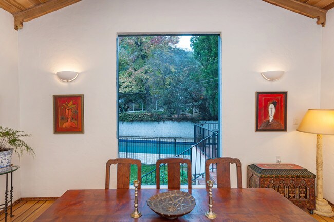 Foto del edificio - 8635 Wonderland Ave