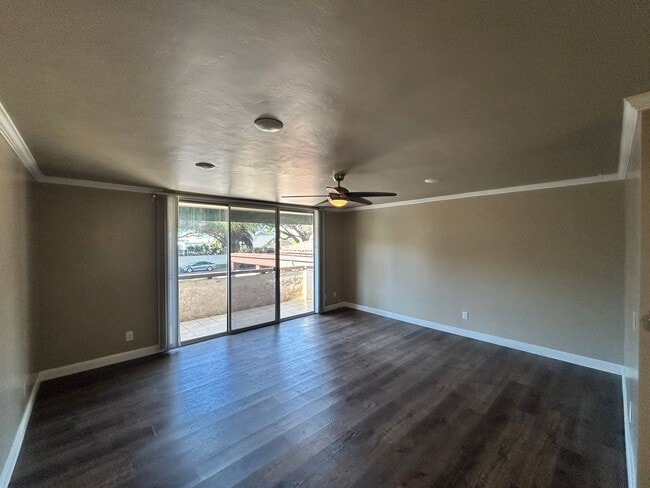 Building Photo - Beautiful 1BD/1BA W/ Reserved Parking and Laundry On-Site in La Jolla!