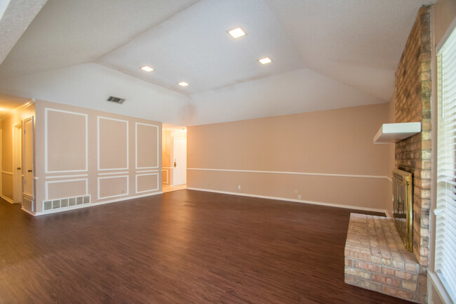 Building Photo - Beautifully Crafted 3-2-2 in Fort Worth! N...