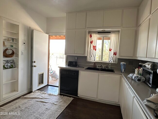 Foto del edificio - 1328 E Maddock Rd