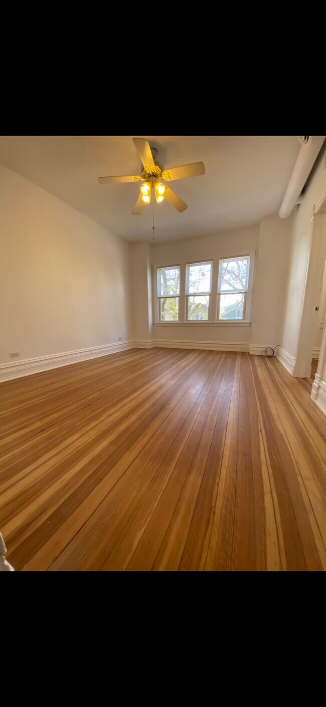 Foto del edificio - 3139 N Oakley Ave