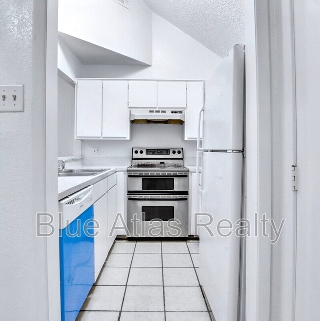 Building Photo - 1705 La Salle Dr