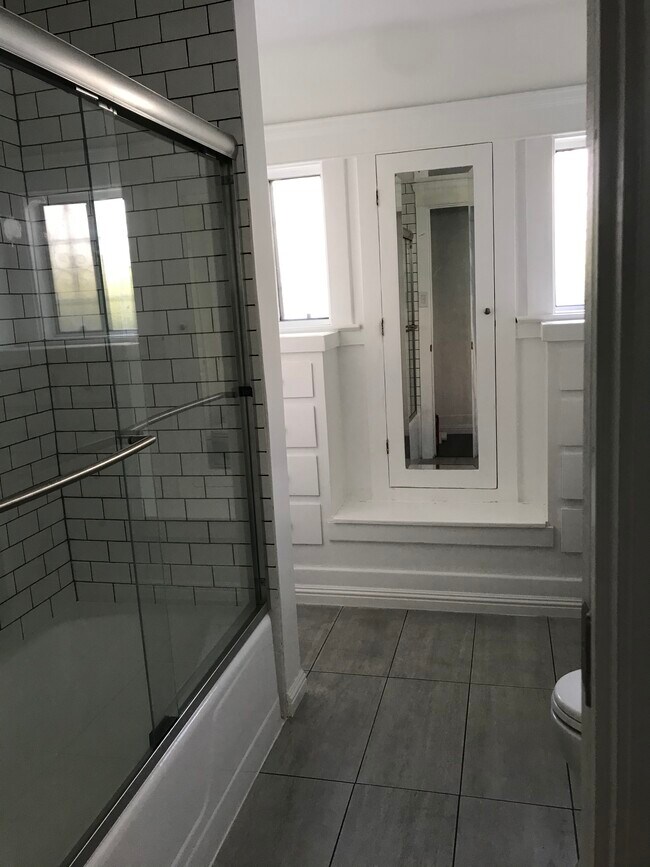 Bathroom - 2530 S Bronson Ave