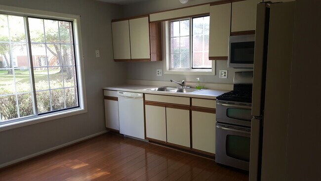 Building Photo - 1349 E Evergreen Dr