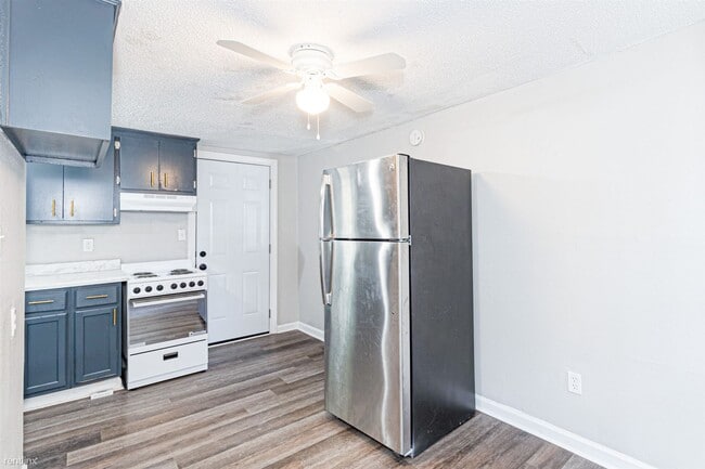 Building Photo - 1 br, 1 bath Triplex - Winston Apartments ...