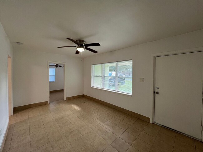 Building Photo - Cute 3 Bedroom