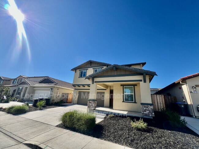 Building Photo - 3215 Center Dr