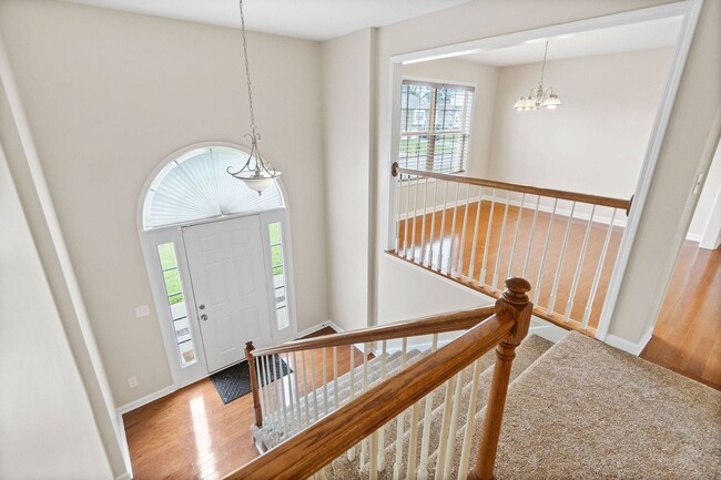 Building Photo - Come take a look at this 5 bedroom beauty!