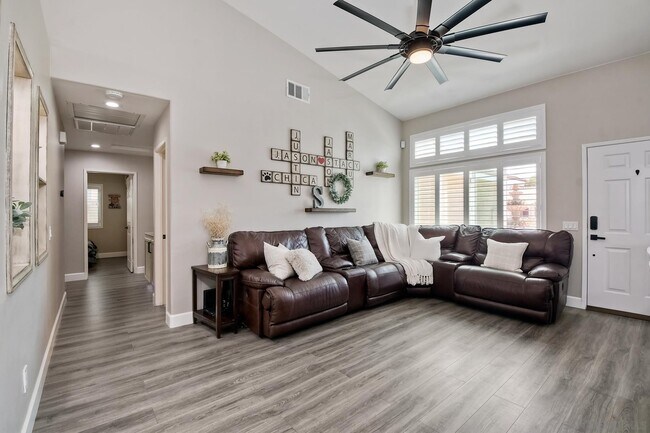 Foto del edificio - 3358 Lake Cir Dr