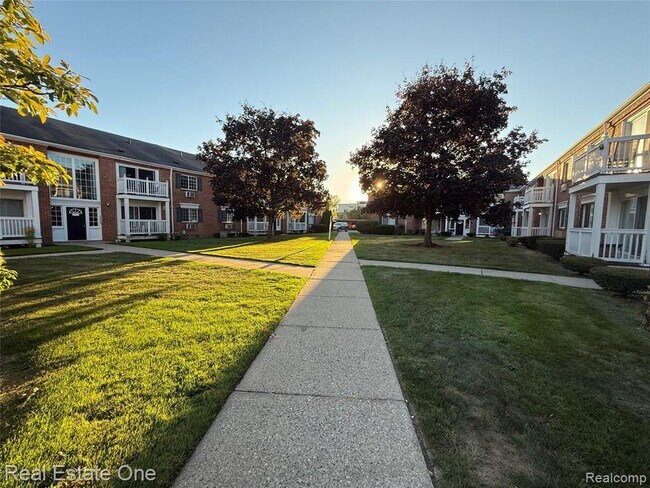 Foto del edificio - 2445 Torquay Ave
